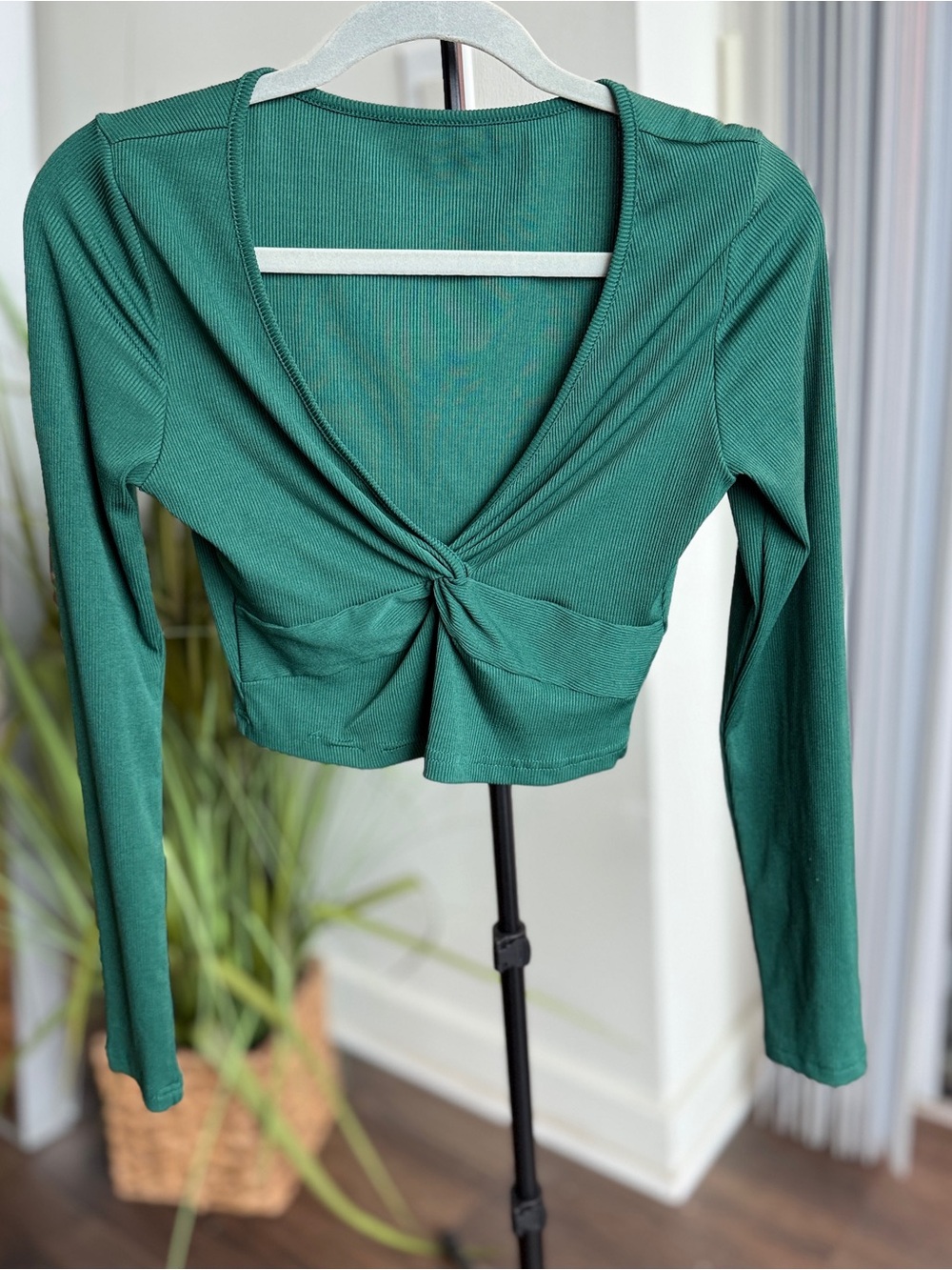 Twist-Front Long Sleeve Crop Top in Green